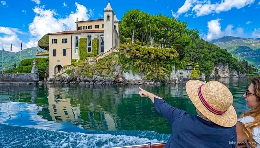 Kleine groep op een boottocht over het Comomeer langs villa's bij Bellagio
