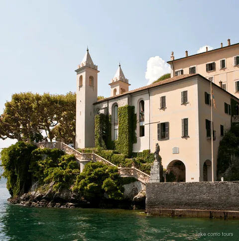 Jardines en terrazas de Villa del Balbianello en el Lago de Como vistos desde el agua