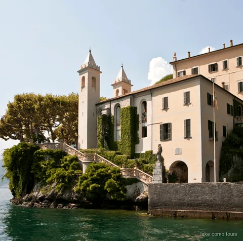 Jardins esglaonats de la Villa del Balbianello al Llac de Como vistos des de l'aigua