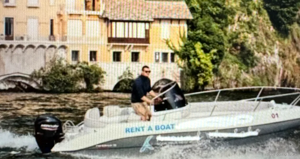 Location de bateau en conduite libre sans permis sur le lac de Côme passant devant des villas au bord du lac