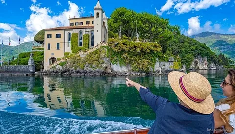 Bellagio yakınında göl kenarındaki villaların önünden geçen küçük grup Como Gölü tekne gezisi