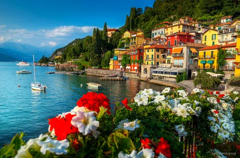 Crociera in barca sul Lago di Como con le ville di Bellagio sullo sfondo durante la gita a Lugano da Milano