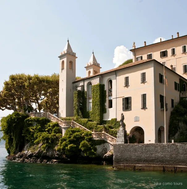 コモ湖から眺めたヴィラ・デル・バルビアネッロの階段状の庭園